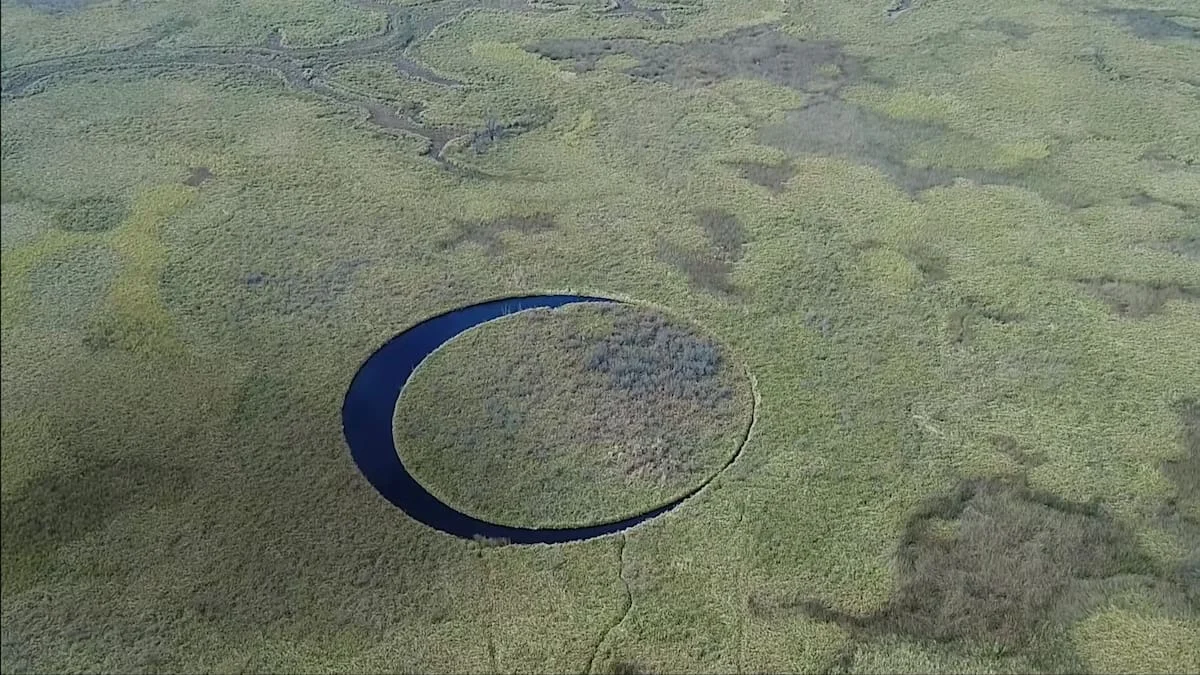 El Ojo tiene un diámetro cercano a los 118 metros y está rodeado por un anillo de agua que también presenta una forma prácticamente circular. (Captura de pantalla: Gobierno Argentino)