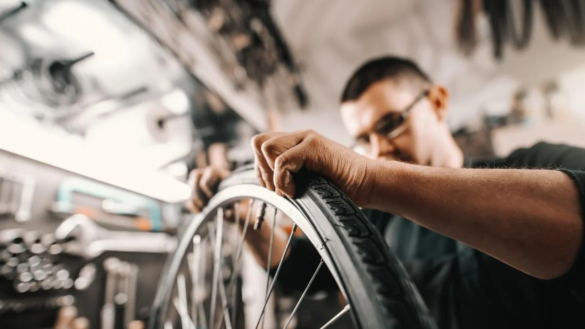 Waarom de 29-jarige Guillaume zijn kantoorbaan opzegde om als fietsenmaker €2.500 per maand te verdienen met 15 weken vakantie