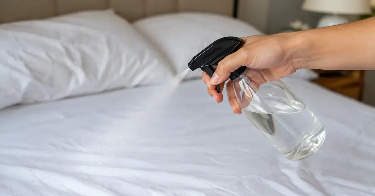 Waarom steeds meer mensen azijn op hun beddengoed spuiten (en hoe het werkt)